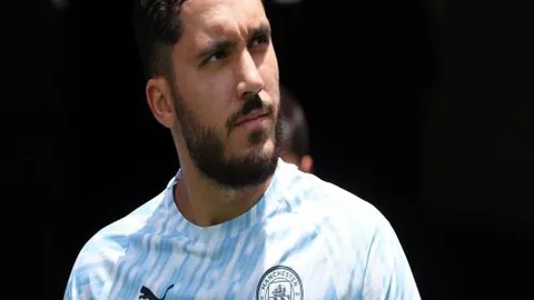 “蓝军点球失守引热议，莫雷坎比门线争议不断”